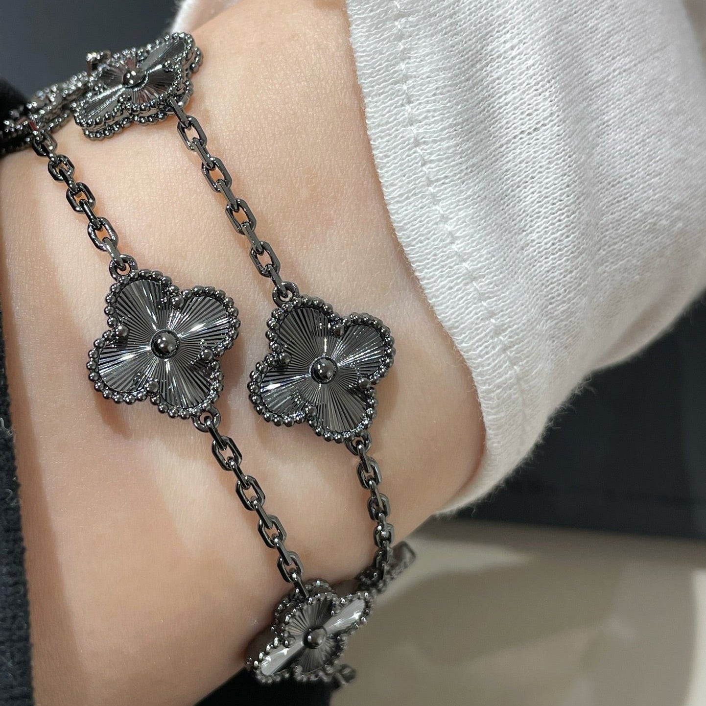 [Grace Jewelry]CLOVER 5 MOTIF BLACK BRACELET