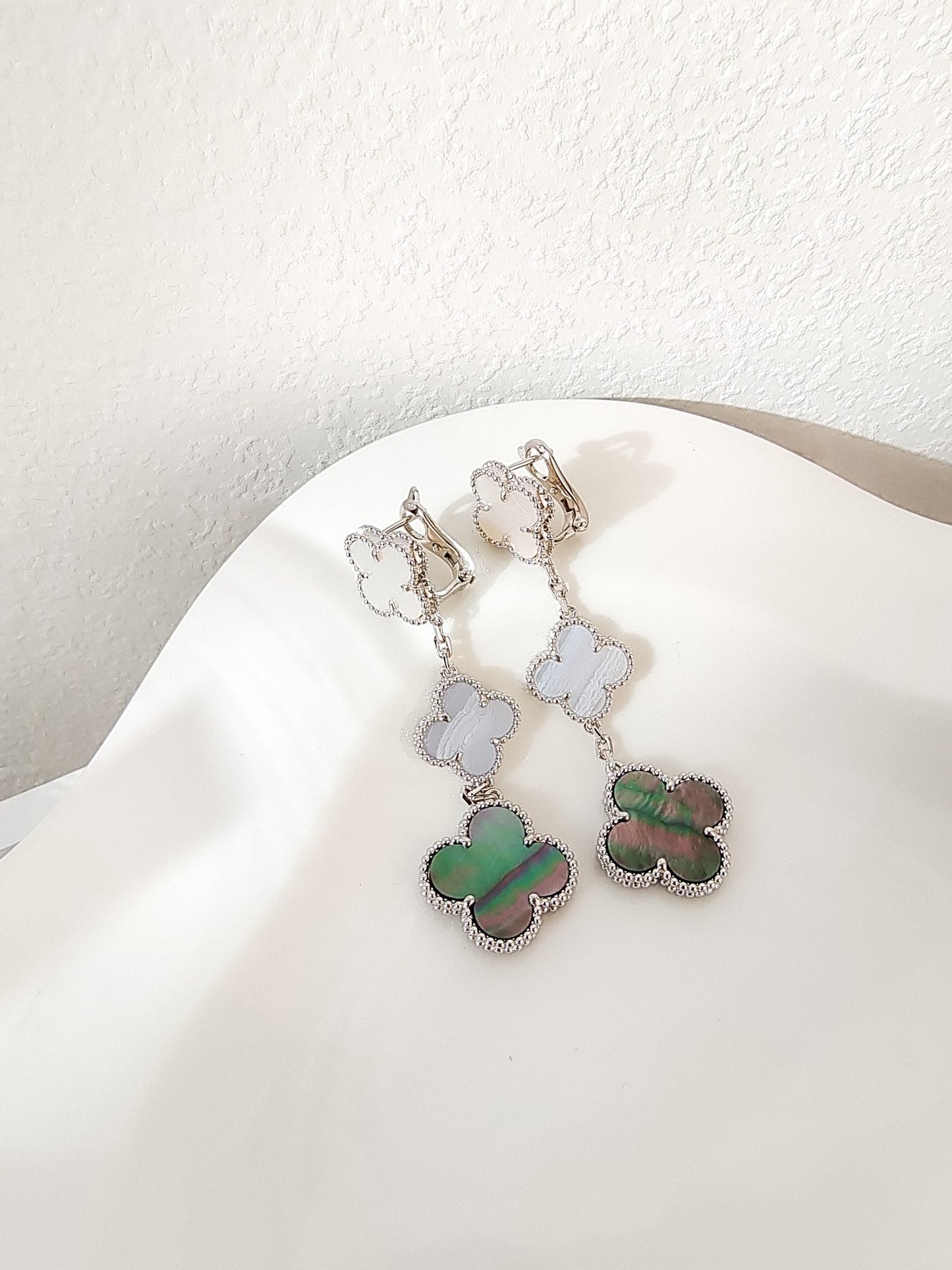 [Grace Jewelry]CLOVER 3 MOTIFS CHALCEDONY DARK MOP SILVER EARRINGS