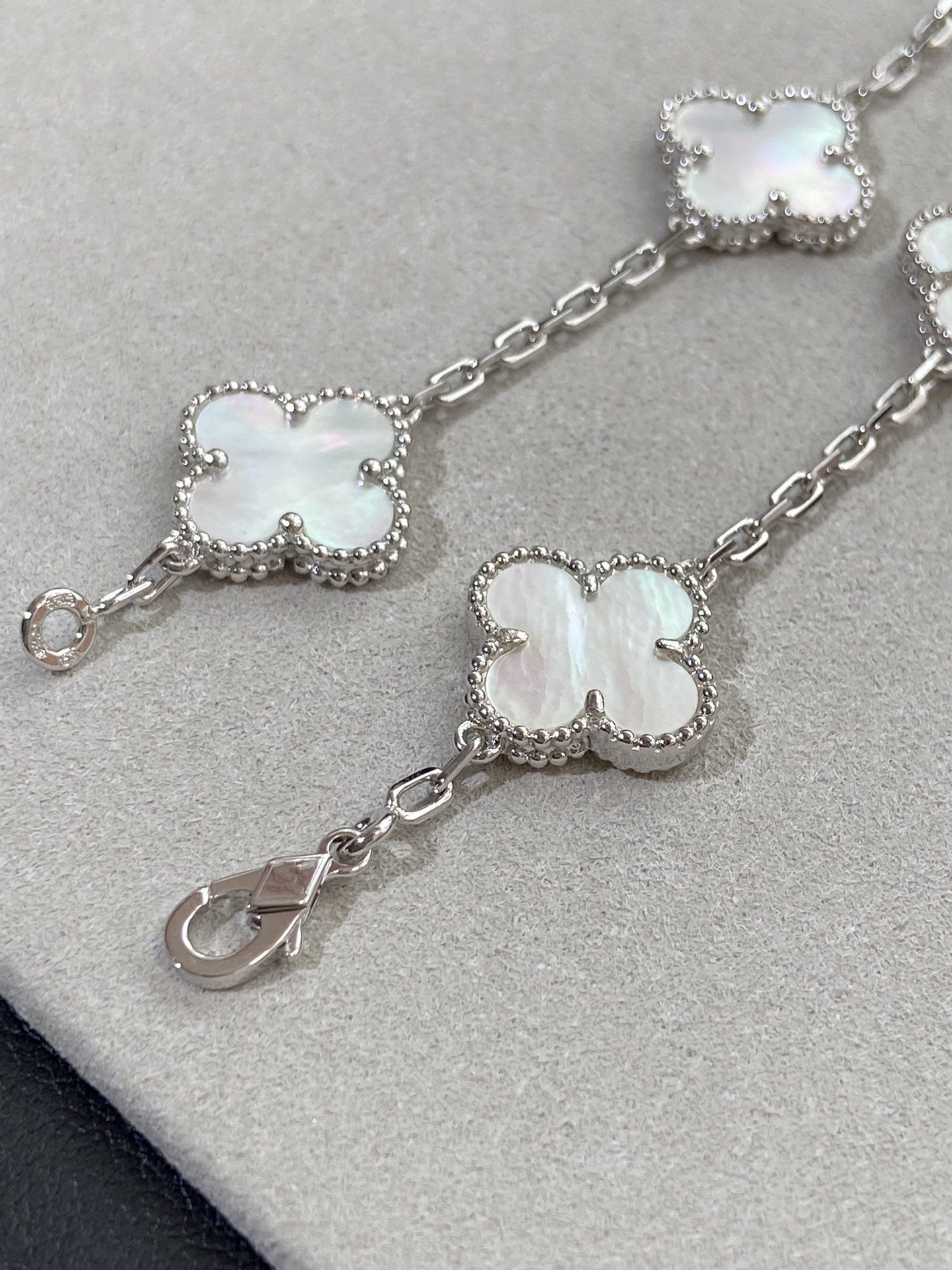 [Grace Jewelry]CLOVER SILVER MOP 5 MOTIF BRACELET