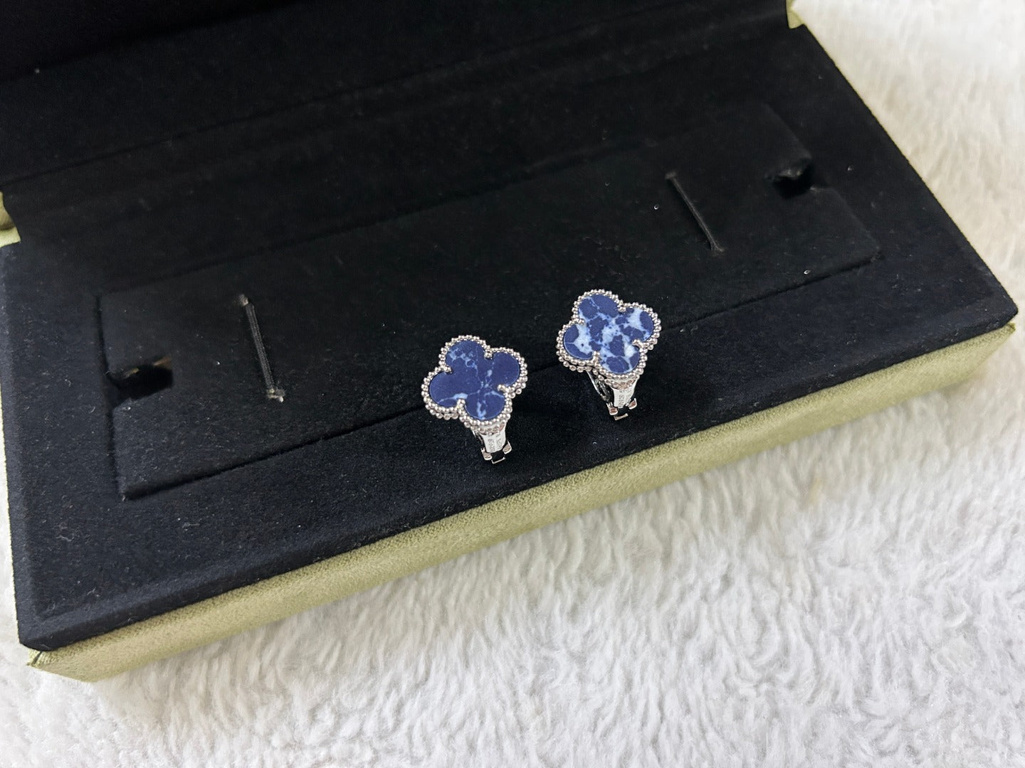 [Grace Jewelry]CLOVER PIETERSITE MEDIUM STUD EARRINGS