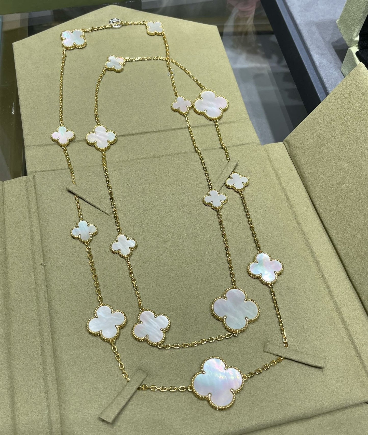 [Grace Jewelry]CLOVER 16 MOTIF WHITE MOP GOLD NECKLACE