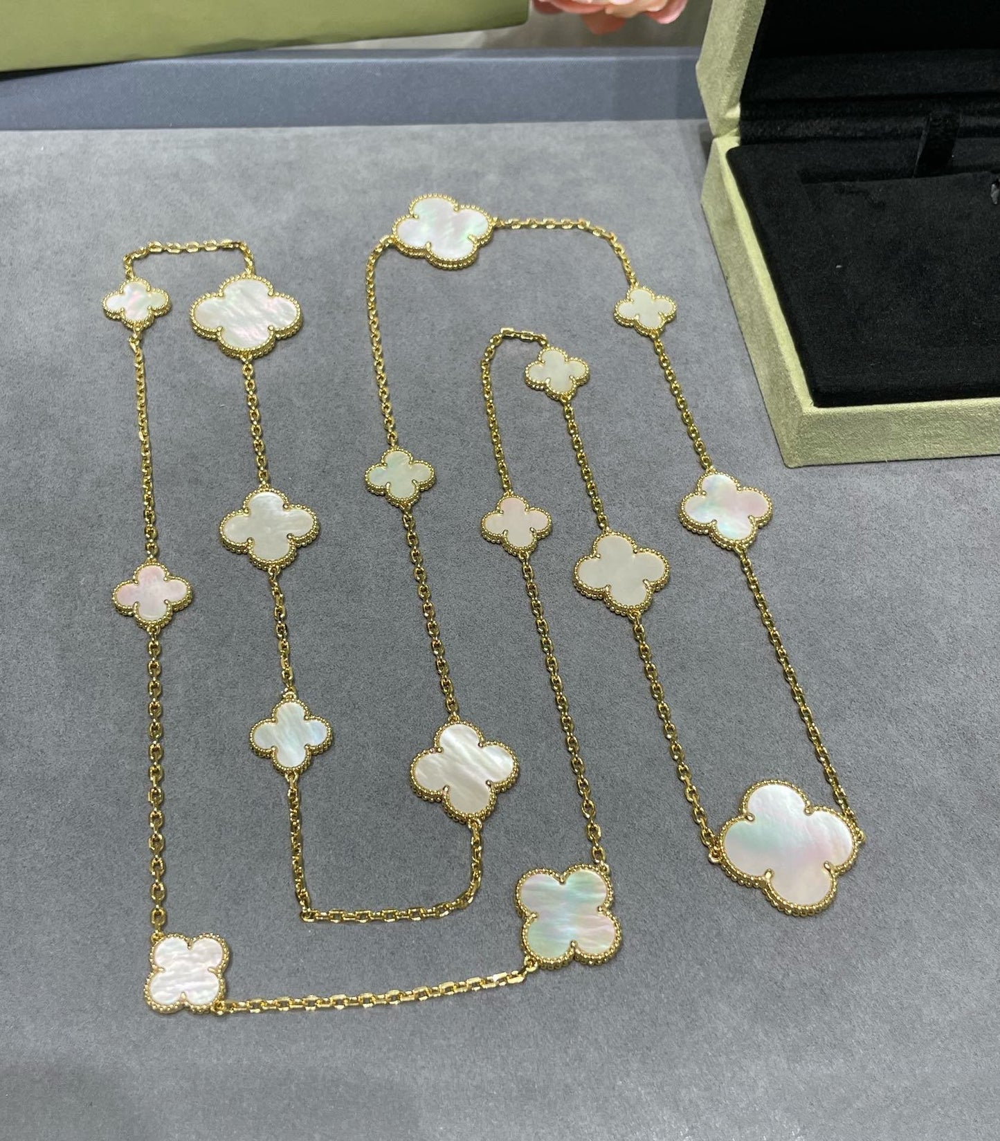 [Grace Jewelry]CLOVER 16 MOTIF WHITE MOP GOLD NECKLACE