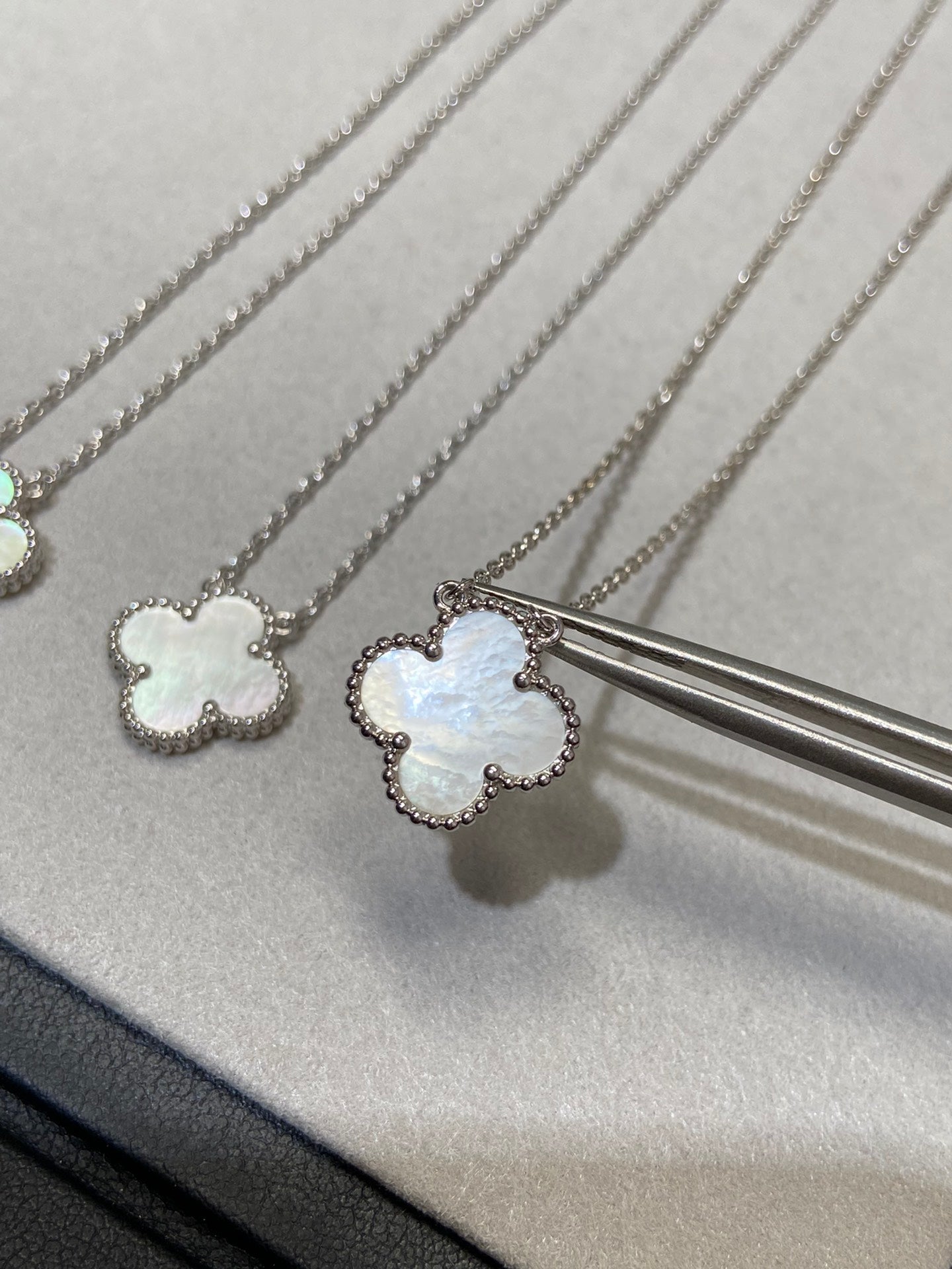 [Grace Jewelry]CLOVER MEDIUM SILVER WHITE MOP NECKLACE