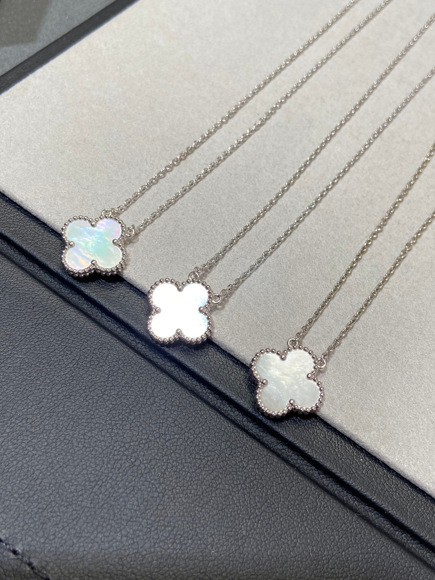 [Grace Jewelry]CLOVER MEDIUM SILVER WHITE MOP NECKLACE