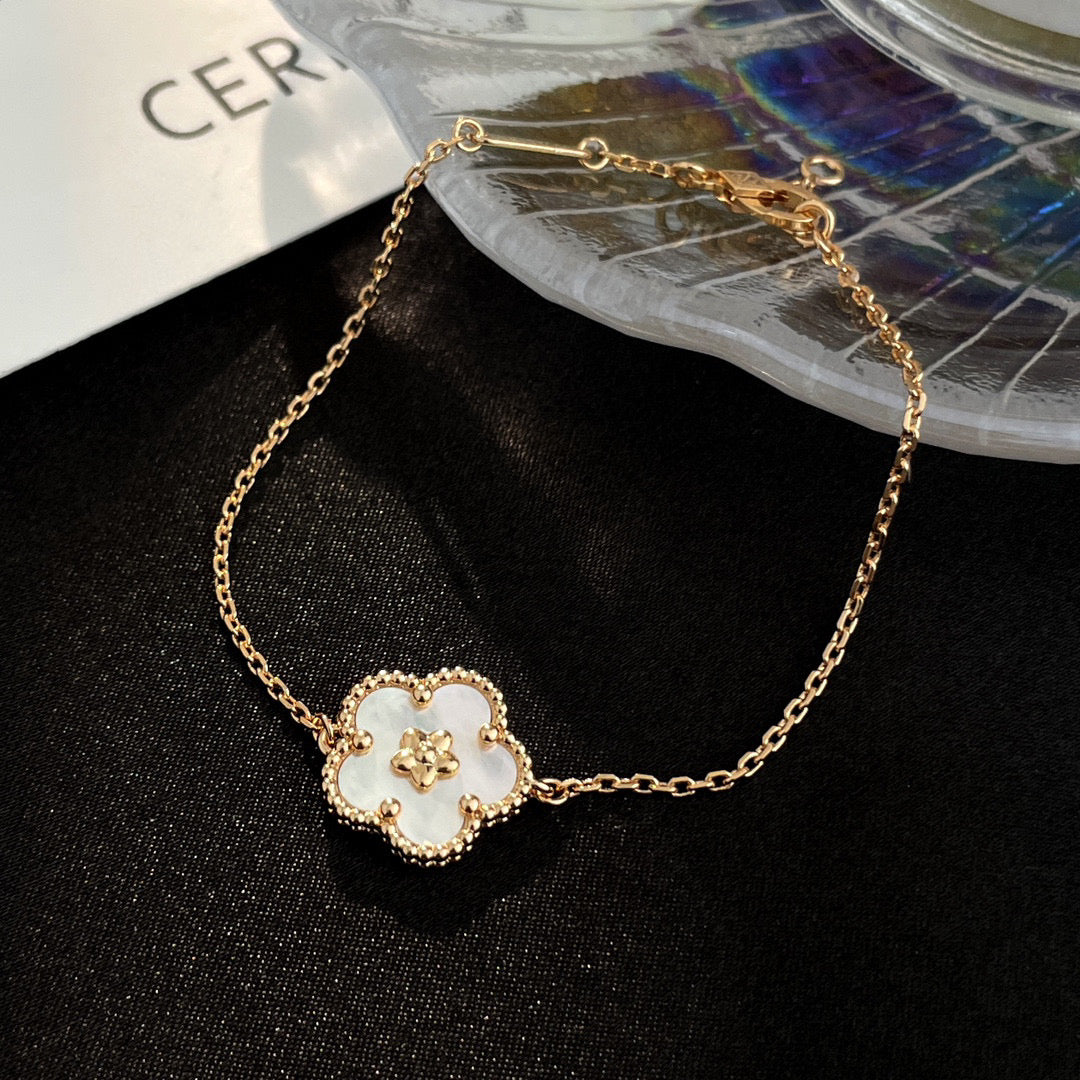 [Grace Jewelry]LUCKY WHITE MOP PLUM BLOSSOM  BRACELET