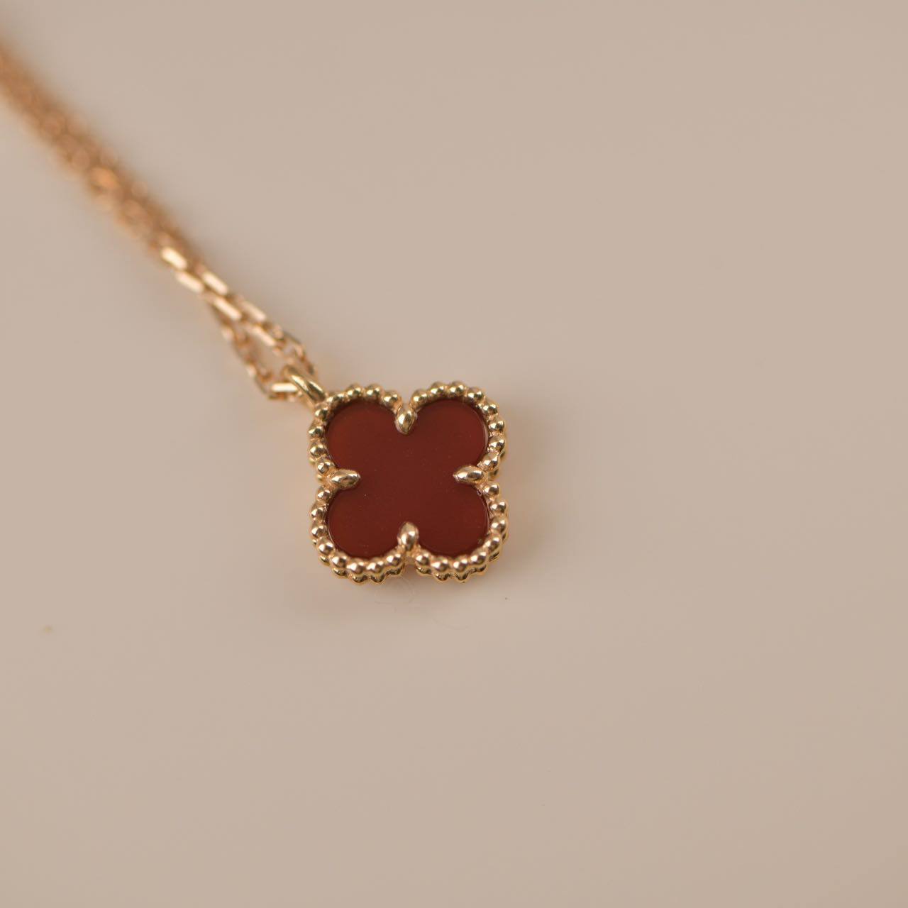 [Grace Jewelry]CLOVER MINI 9.5MM WHITE CARNELIANS NECKLACE