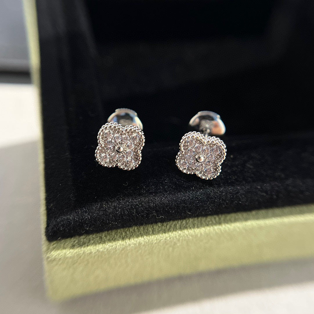 [Grace Jewelry]CLOVER MINI DIAMOND STUD EARRINGS