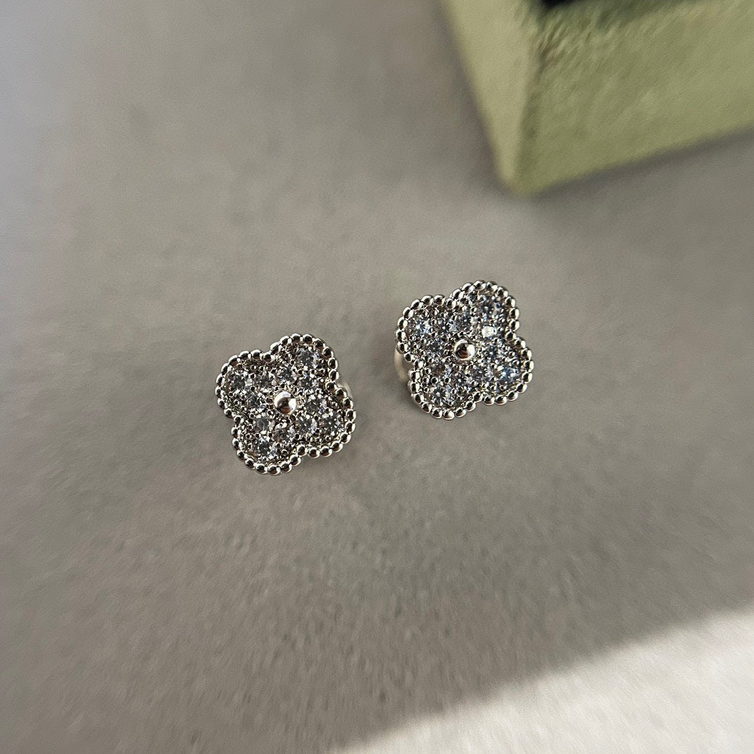 [Grace Jewelry]CLOVER MINI DIAMOND STUD EARRINGS