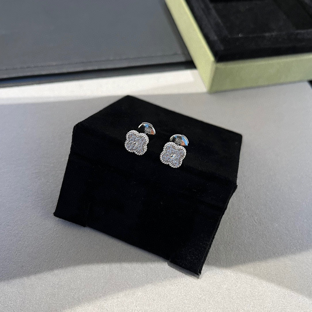 [Grace Jewelry]CLOVER MINI DIAMOND STUD EARRINGS